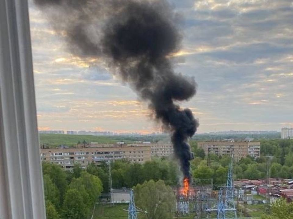 В Новом Павлино начался пожар после взрыва на подстанции