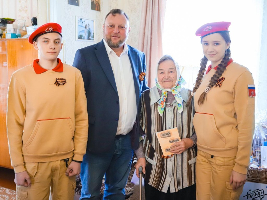 Жительнице блокадного Ленинграда из поселка Мишеронского Надежде Овчинниковой передали поздравление от губернатора