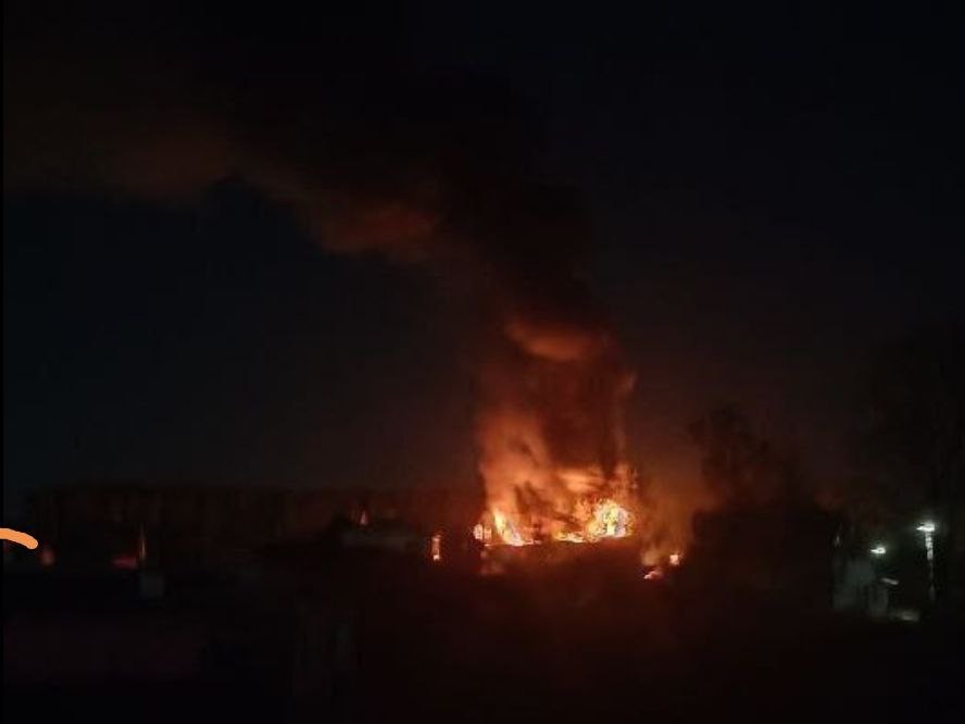 Пламя до небес, видно со всех точек города: в сети появились фото и видео сильного пожара в Подольске