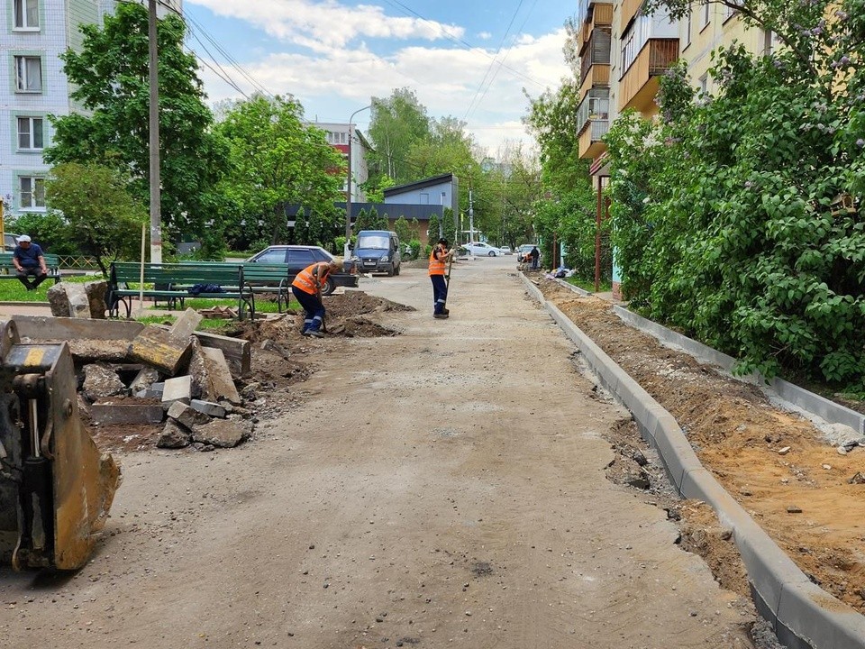 Ремонт дороги, установка лавочек и урн, озеленение проведут на улице Гурьева