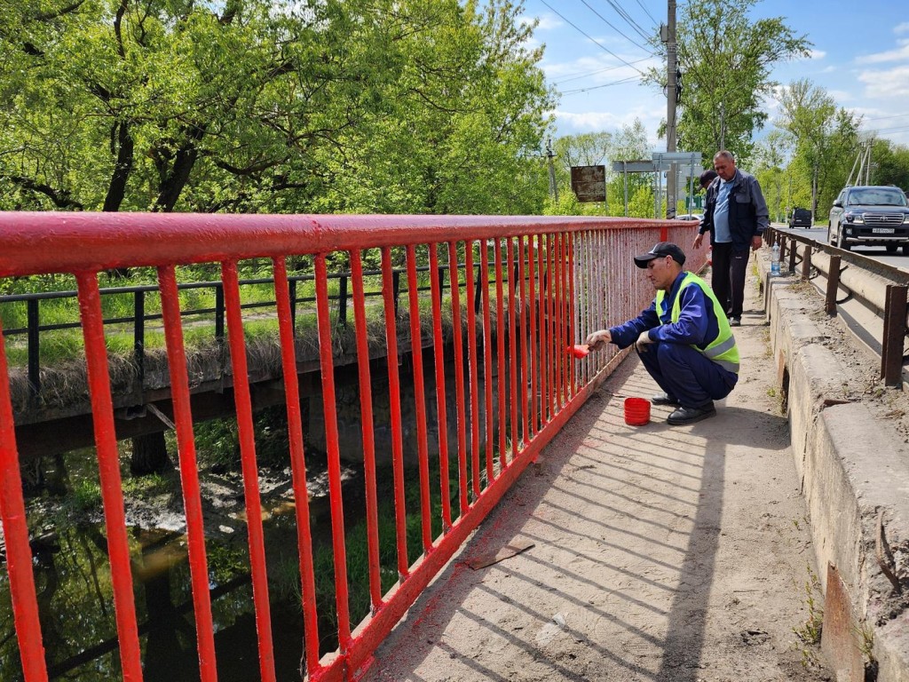 В Домодедове покрасили ограждения моста через реку Рожайку