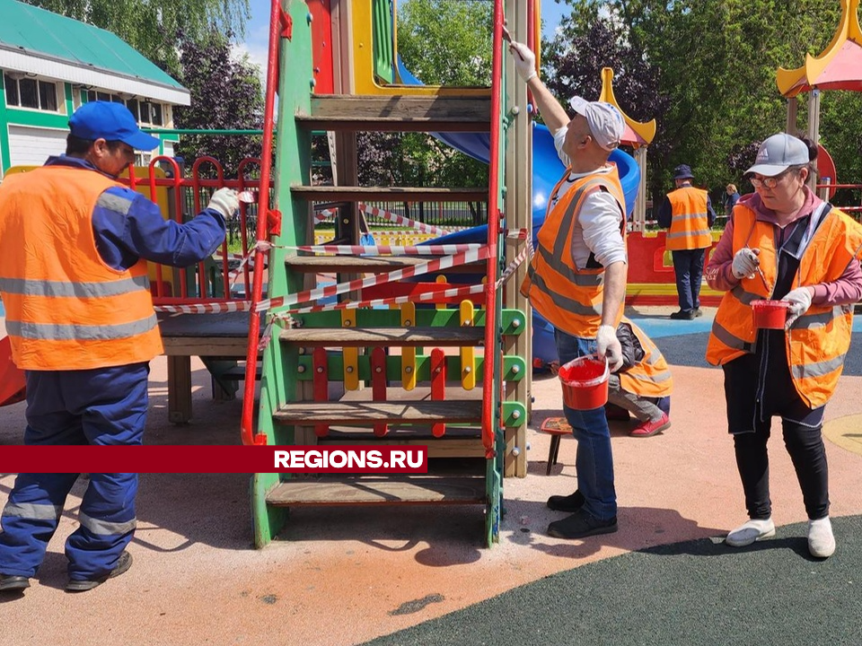 Детскую площадку на Красноармейской красят пятью цветами