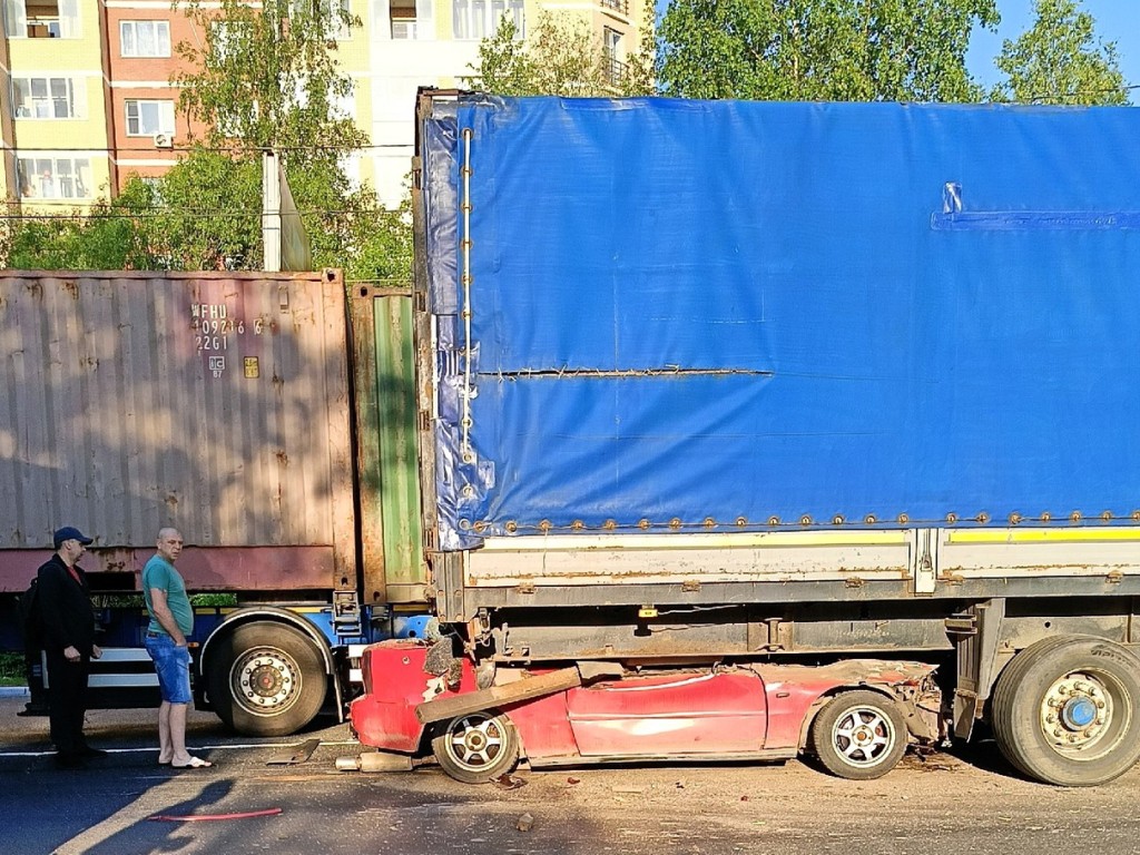 В страшное ДТП попал автомобиль ночных гонщиков в Ногинске: двое погибших