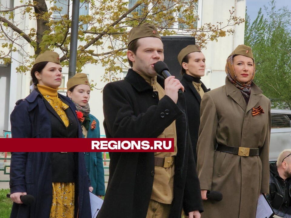 Стихи и военные песни исполнили для жителей домов на Парковой улице