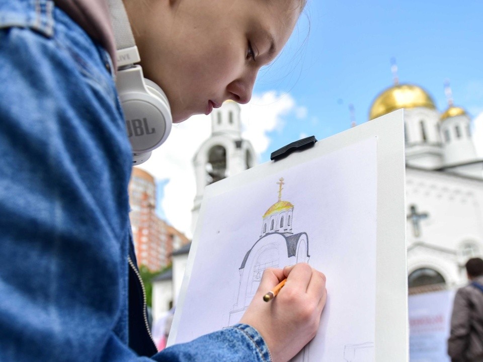 Химкинская молодежь прошла арт-терапию и выступила на костюмированном императорском балу