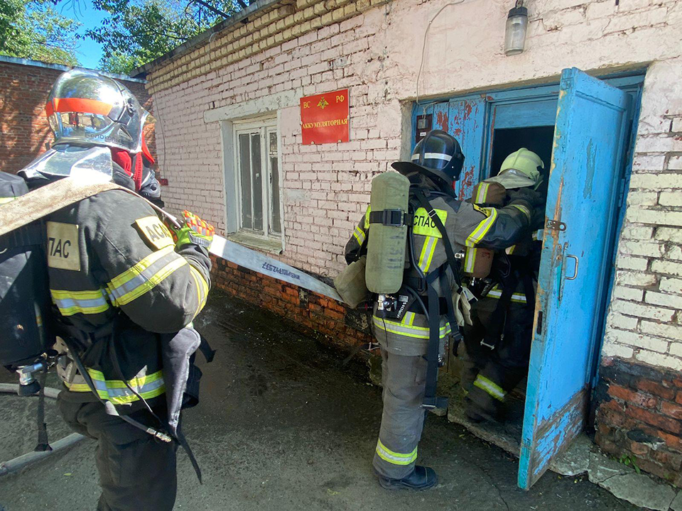 Чеховские пожарные потушили условное возгорание в воинской части