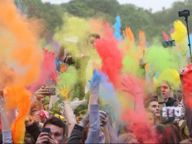 Фестиваль красок Холи, зарядка и рок-концерт сделают ярким праздник в парке «Победа»
