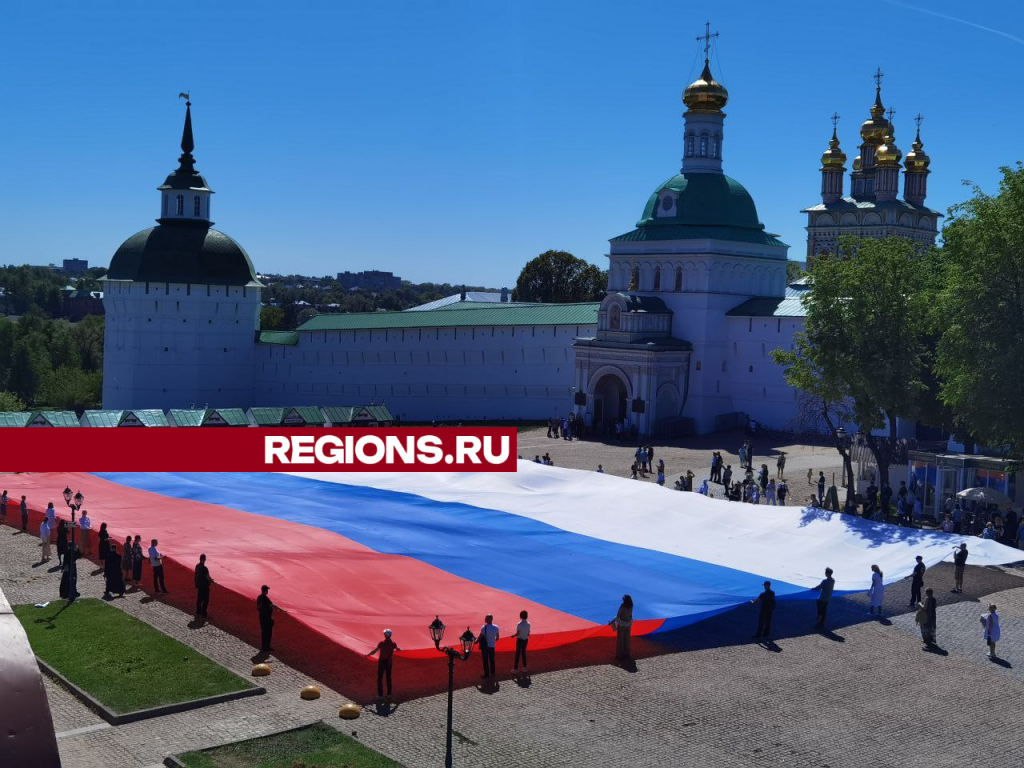 Ночные волки» развернули 100-килограммовый флаг России у стен  Троице-Сергиевой лавры | REGIONS.RU / Сергиев Посад