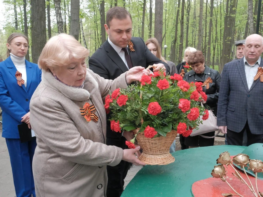 В округе возложили цветы к мемориалам воинам, погибшим во время Великой Отечественной войны