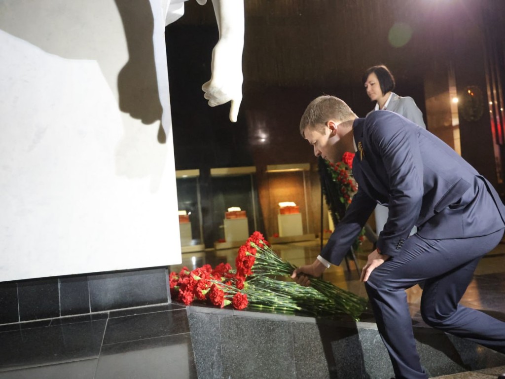 Глава Балашихи с ветеранами и волонтерами возложил цветы к монументу «Скорбь»