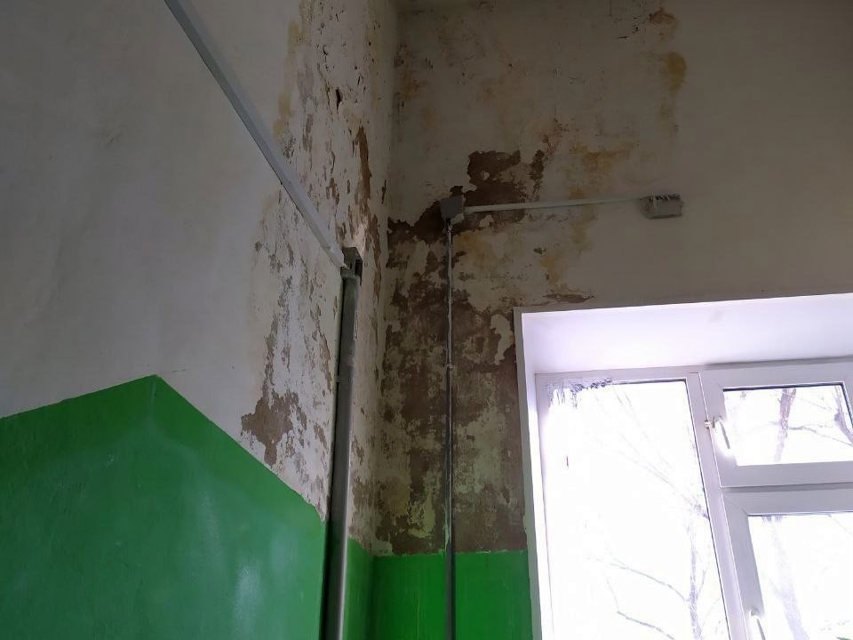 В доме на улице Маяковского в Лобне сначала отремонтируют крышу, а затем приведут в порядок подъезд
