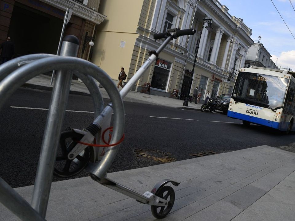 Велокурьер сбил в Москве переходившего дорогу на зеленый свет 12-летнего мальчика