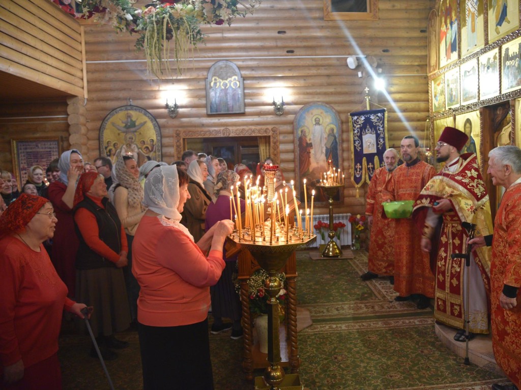 Более 100 лотошинцев встретили Пасху в храме Серафима Саровского
