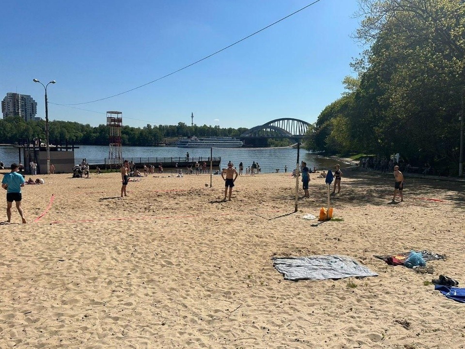 На пляже в парке Толстого появилась волейбольная площадка