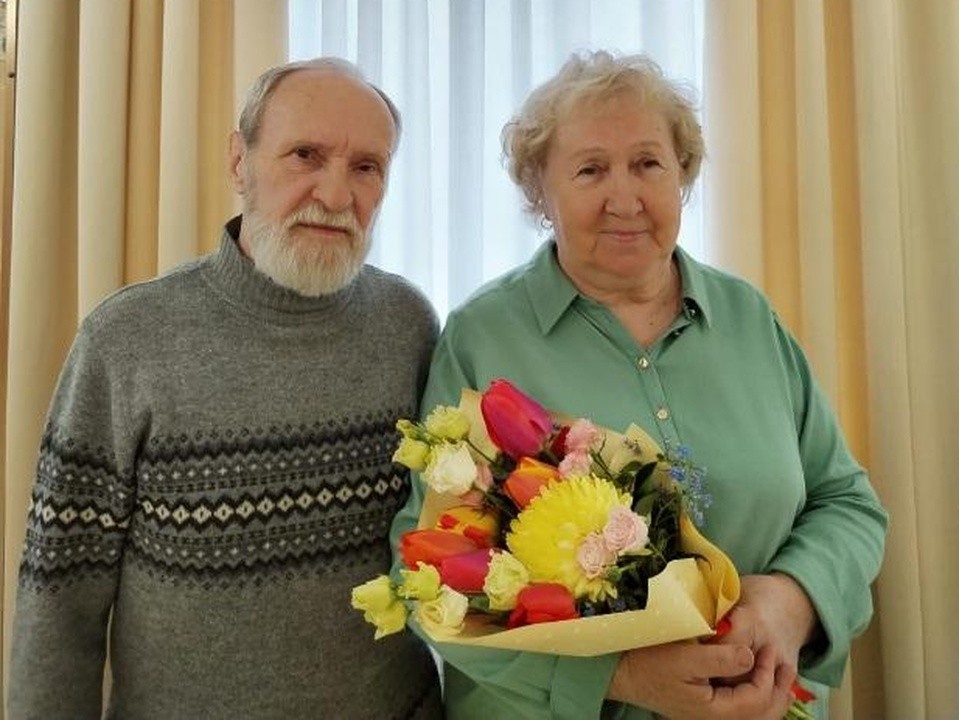Сотрудники ЗАГСа чествуют юбиляров семейной жизни