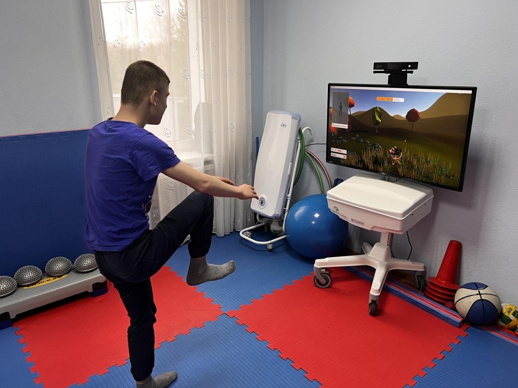 В Семейном центре «Дмитровский» для реабилитации детей с особенностями применяют тренажер «REVIMOTION»