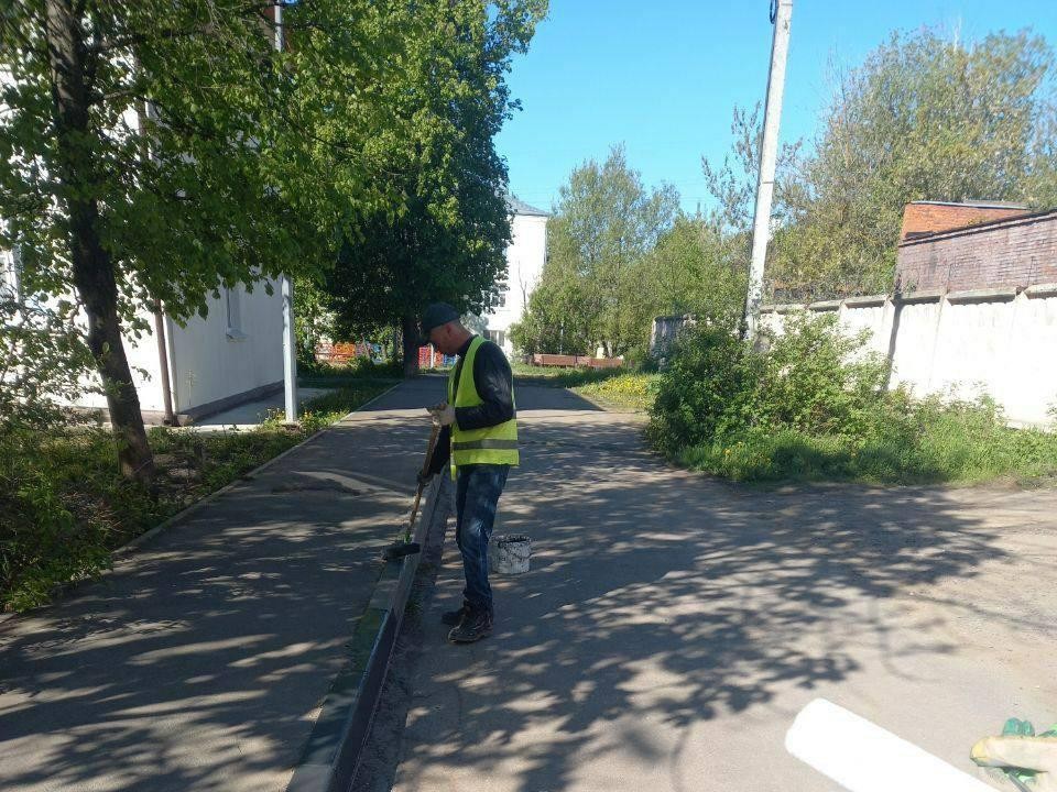 Около восьми километров бордюров покрасили в Истре на прошлой неделе