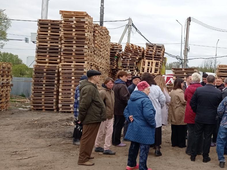 Проблема решена: незаконное складирование палет остановлено по просьбе жителей