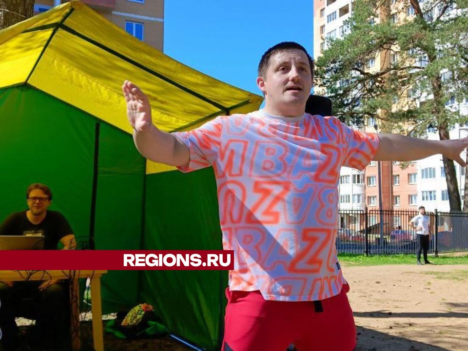 В Дмитрове теплый сезон открыли фитнес-программой «Зарядись теплом» в парке «Сосновый бор»