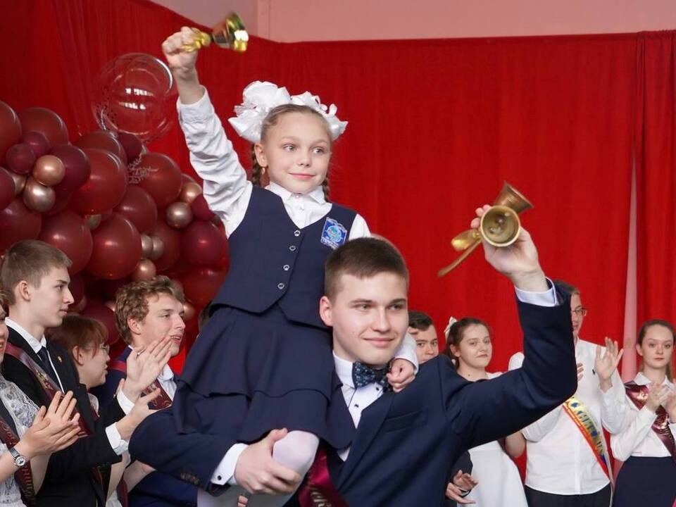 Флешмобы, тектоник и слезы родителей: последние звонки отзвенели в Дзержинском