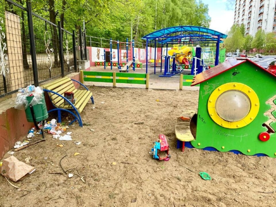 Дзержинцы добились уборки детской площадки от мусора