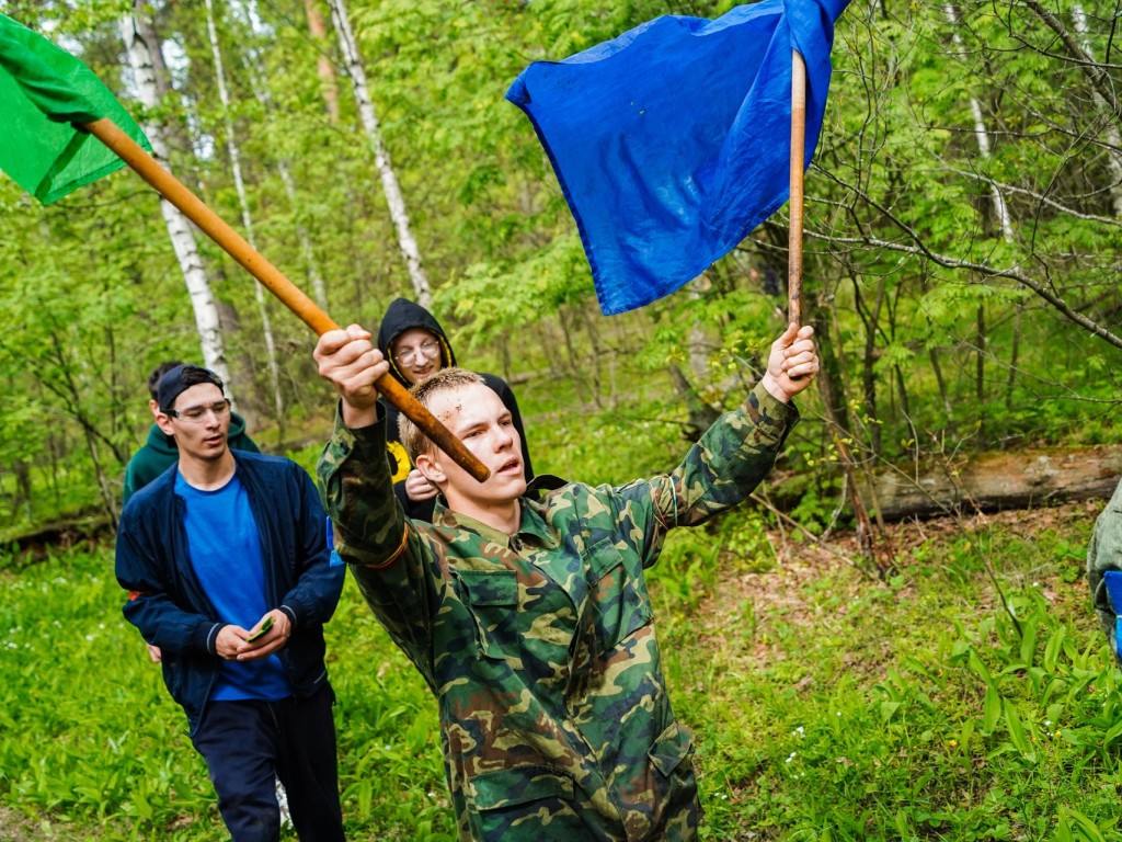 Школьники сразились в финале военно-спортивной игры «Захват флага»