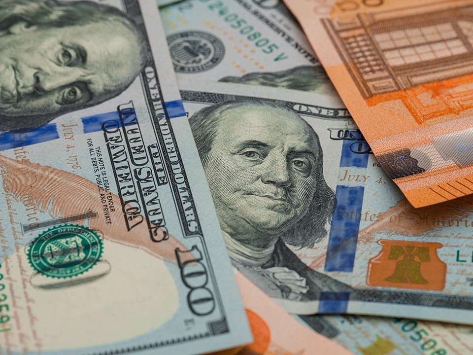 Курс доллара опустился ниже 91 рубля впервые с 12 марта
