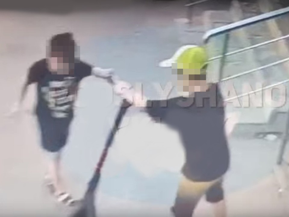 Дети украли электросамокат на улице Мира прямо под камерой