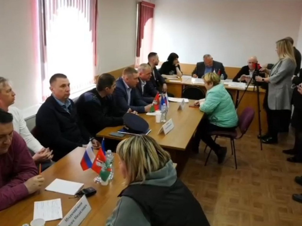 Порядка 30 жителей села Новогуслево решили свои вопросы на встрече с представителями Талдомской администрации