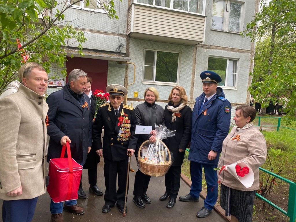 Героя Отечественной войны поздравили во время Всероссийской акции «Парад Победы в каждый двор»