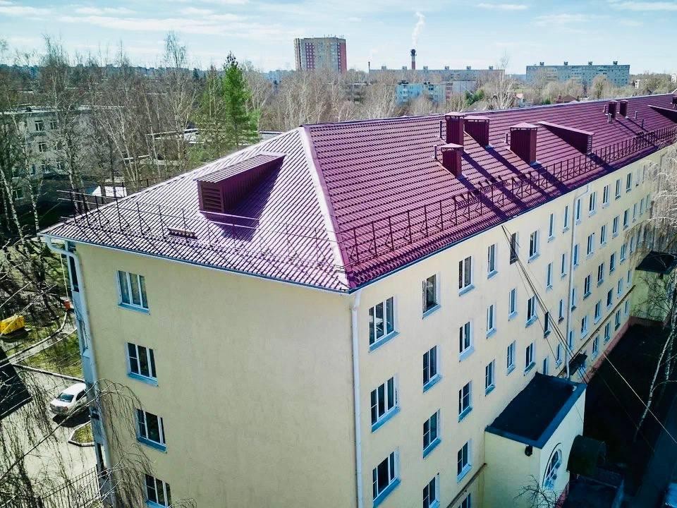 Новая крыша для дома на Овражной: в историческом здании завершили ремонт кровли