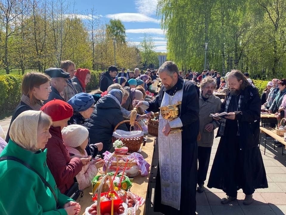 В Королеве по традиции у храмов проходит освящение куличей