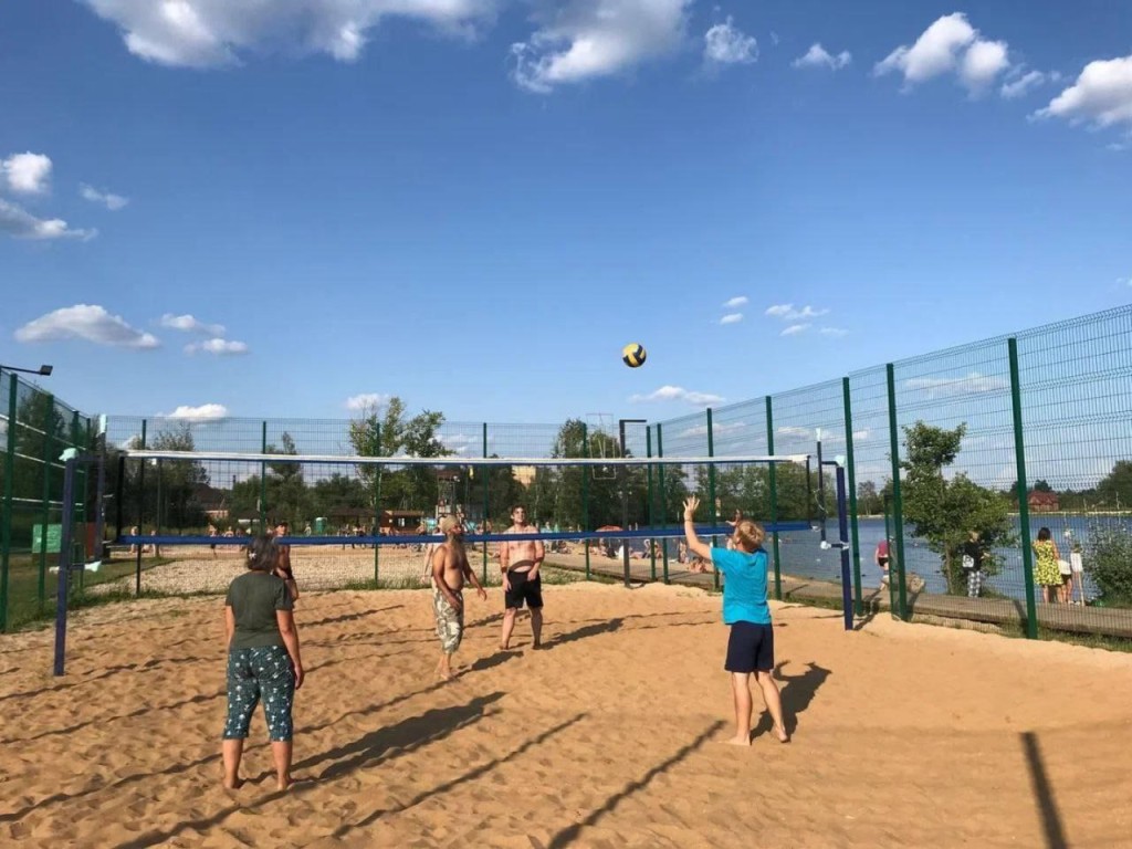 В парке «Солнечный берег» благоустроили площадку для пляжного волейбола |  REGIONS.RU / Талдом