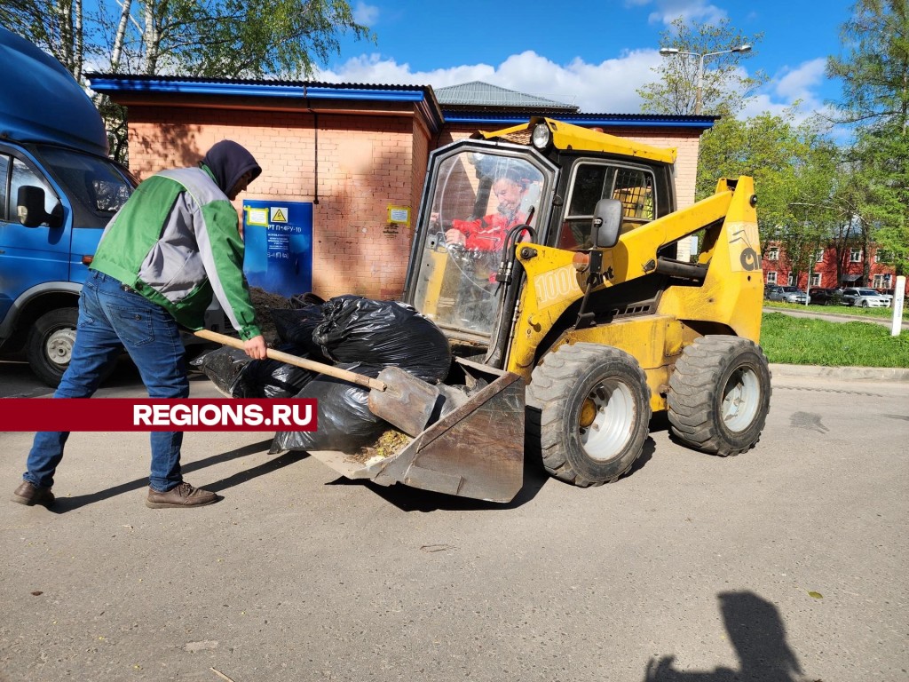 Листву и мусор убрали вблизи домов на улице Первой | REGIONS.RU /  Черноголовка