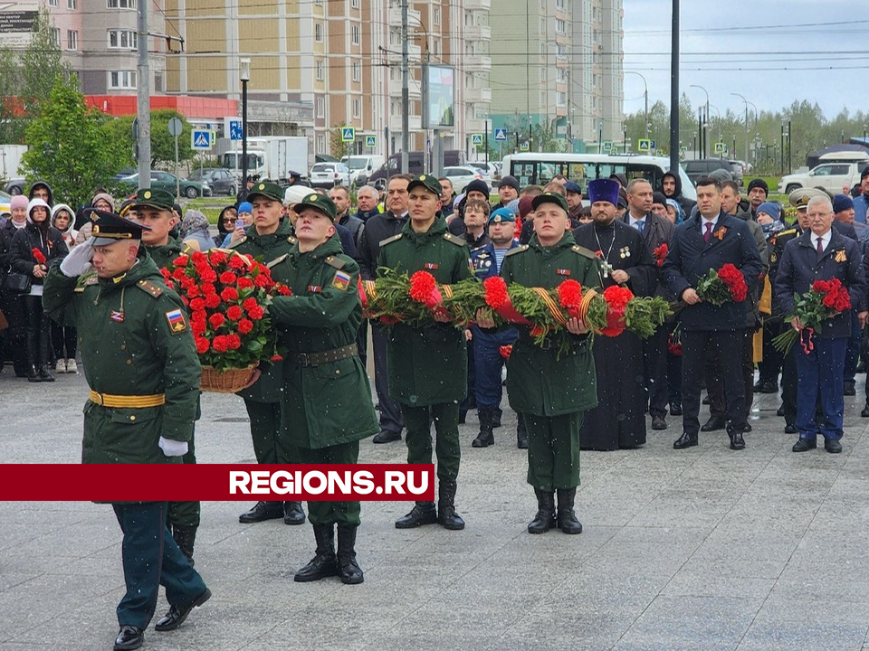 Подольчане возложили цветы к стеле «Населенный пункт воинской доблести»