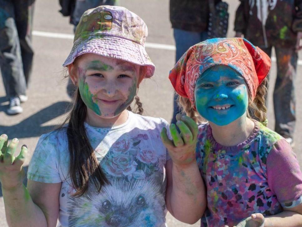Фестиваль красок и артисты на ходулях: в парке «Ривьера» открыли теплый сезон