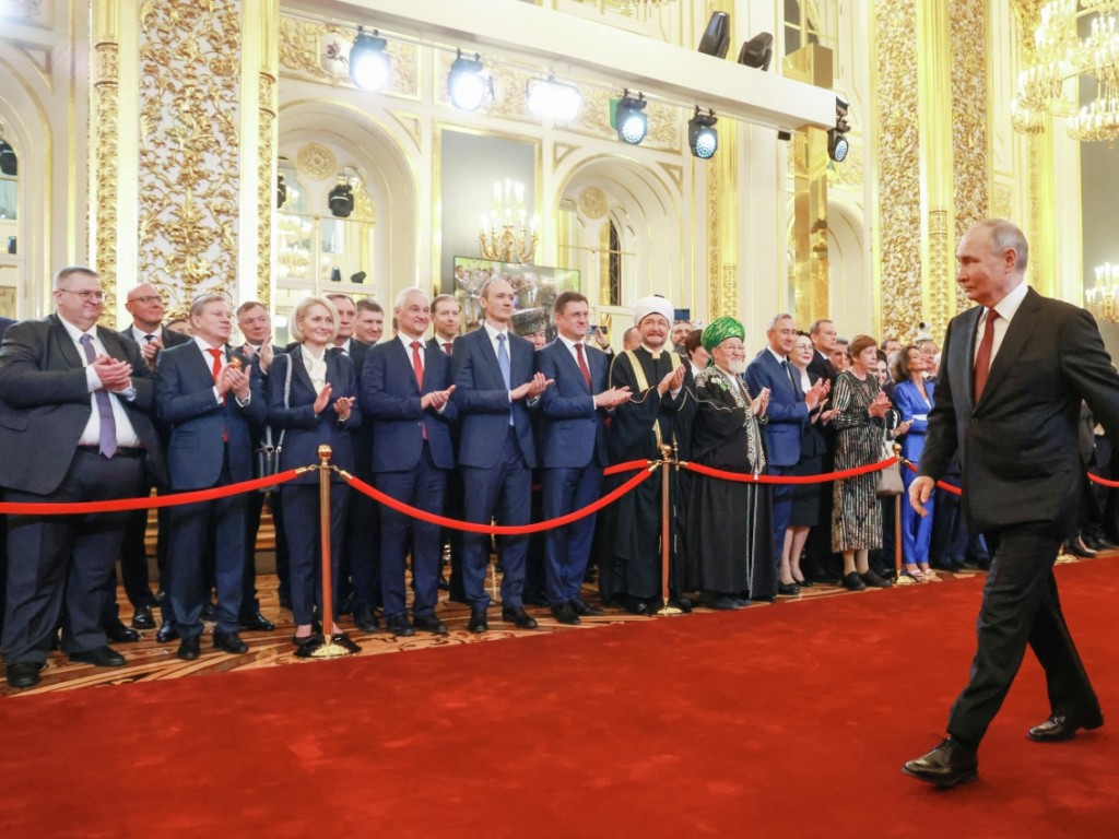 Стало известно, перед какой картиной остановился Путин по пути на инаугурацию