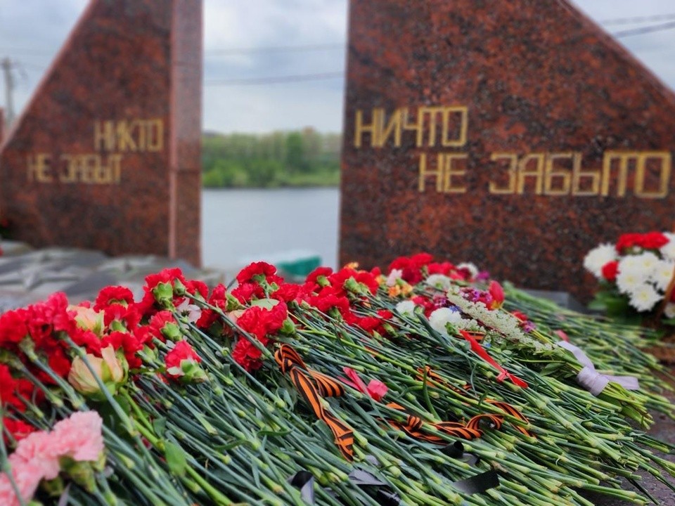 У  мемориала «Вечный огонь» жители города возложили цветы