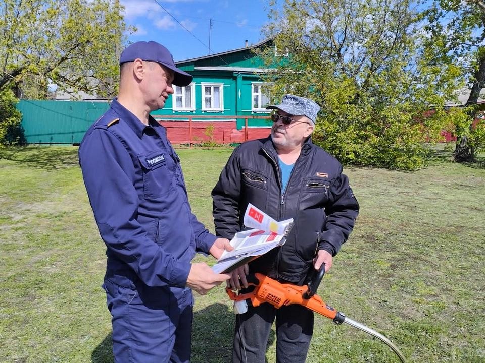 Огнеборцы и спасатели напомнили луховичанам, как не получить травмы от бензиновых газонокосилок