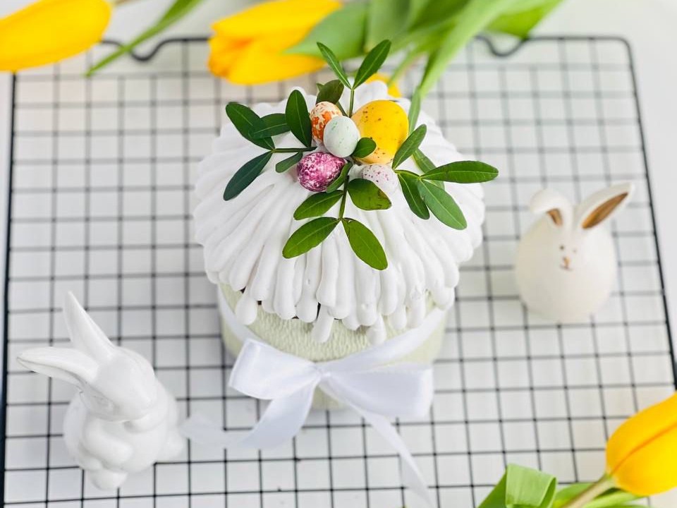 Цветы и перепелиные яйца: как необычно украсить куличи на Пасху