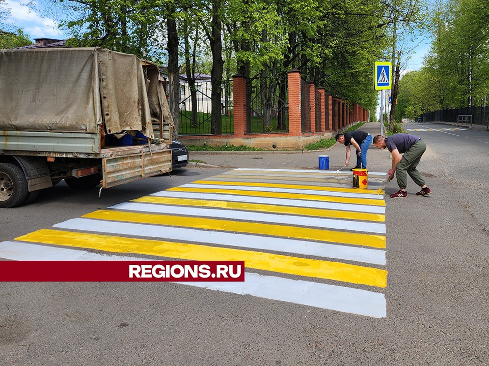 Разметку на дорогах обновляют в Красноармейске после ямочного ремонта
