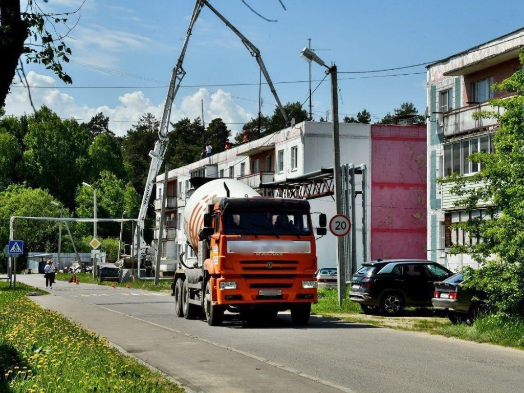 Ремонт кровли дома №10 в деревне Райсеменовское завершат в июле |  REGIONS.RU / Серпухов