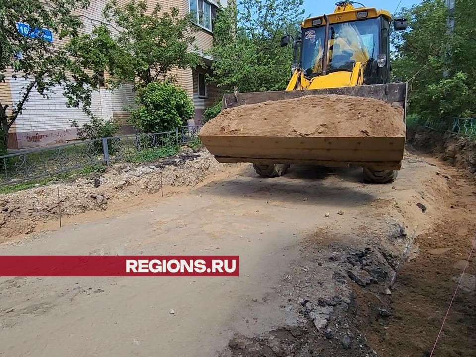 Новые пешеходные дорожки строят во дворах жилых домов на Молодежной и Садовой улицах