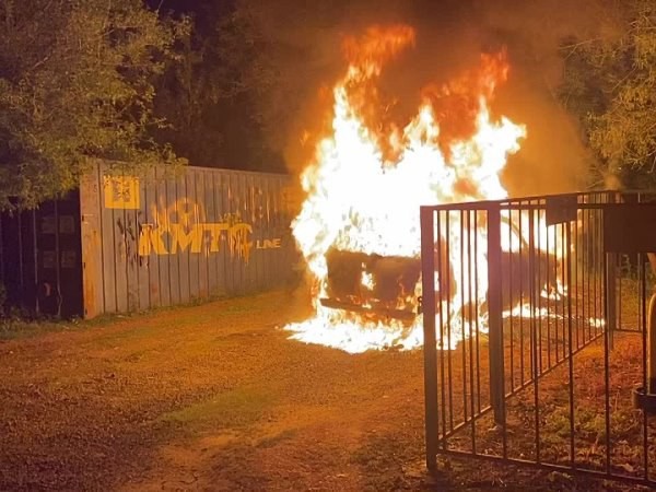 В Истре на улице Ленина взорвалась и сгорела машина