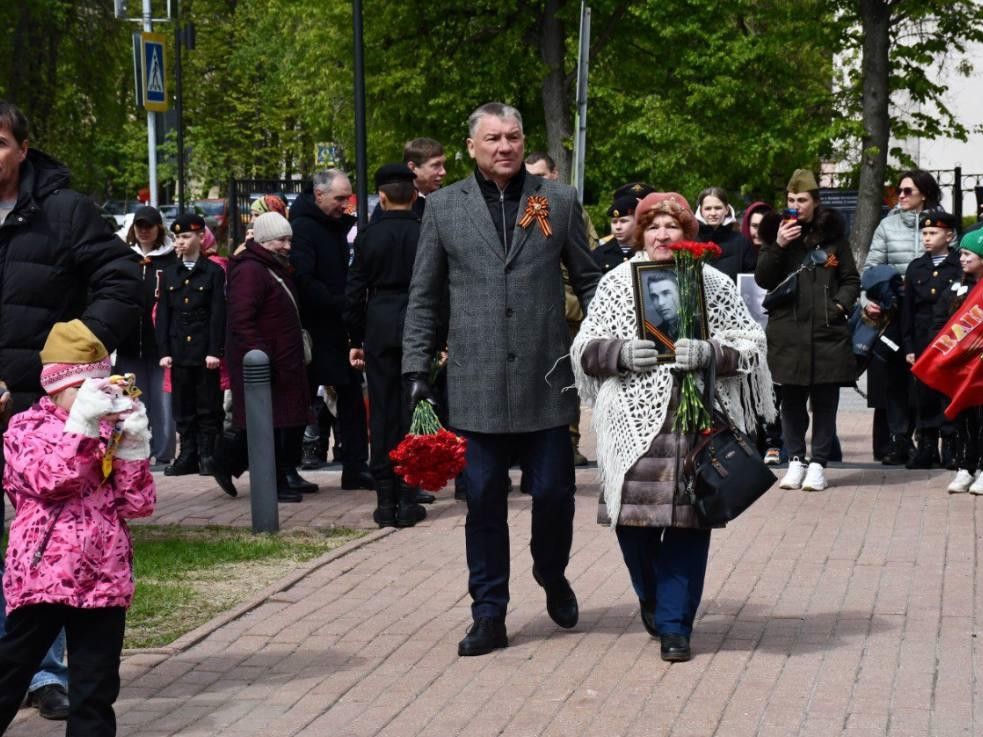 Вечный огонь Великой Победы: жители собрались на торжественный митинг у мемориала