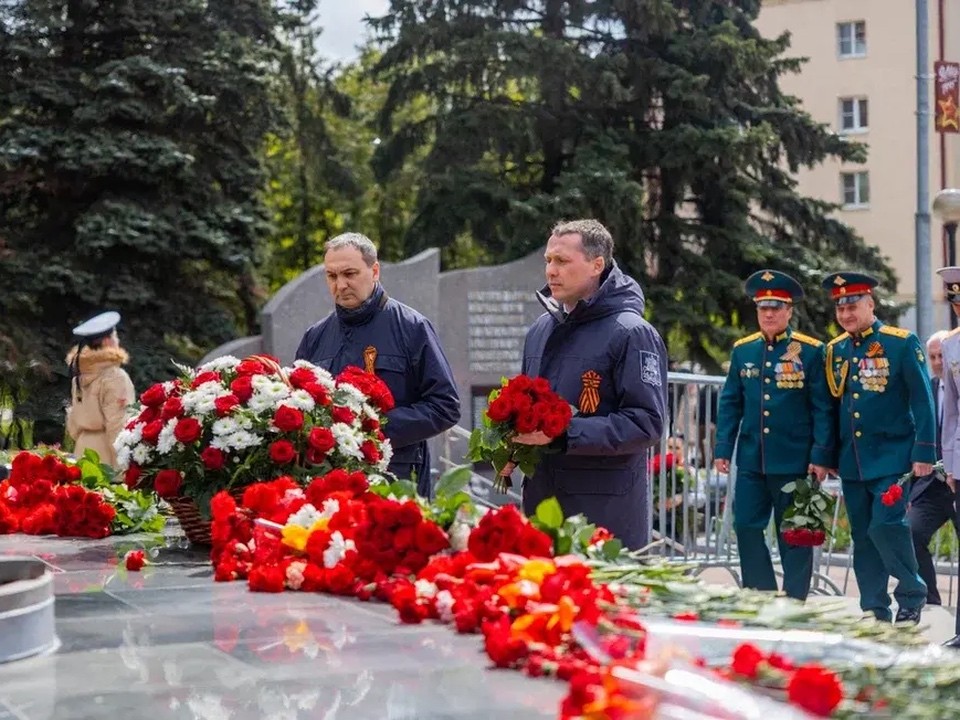 Алексей Васильевич Ересько и Михаил Владимирович Хайкин возложили цветы у Обелиска Славы в Домодедове