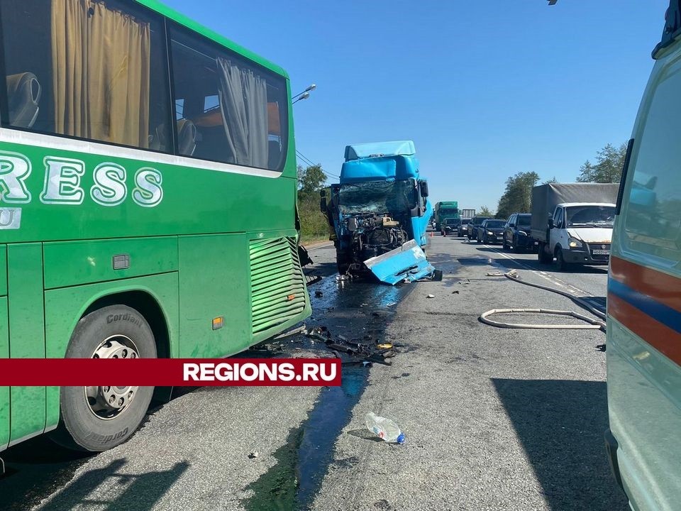 Автобус и два грузовика столкнулись в городском округе Луховицы