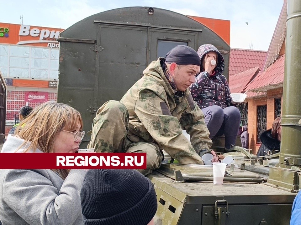 Жителей микрорайона Красная поляна угощали полевой кухней