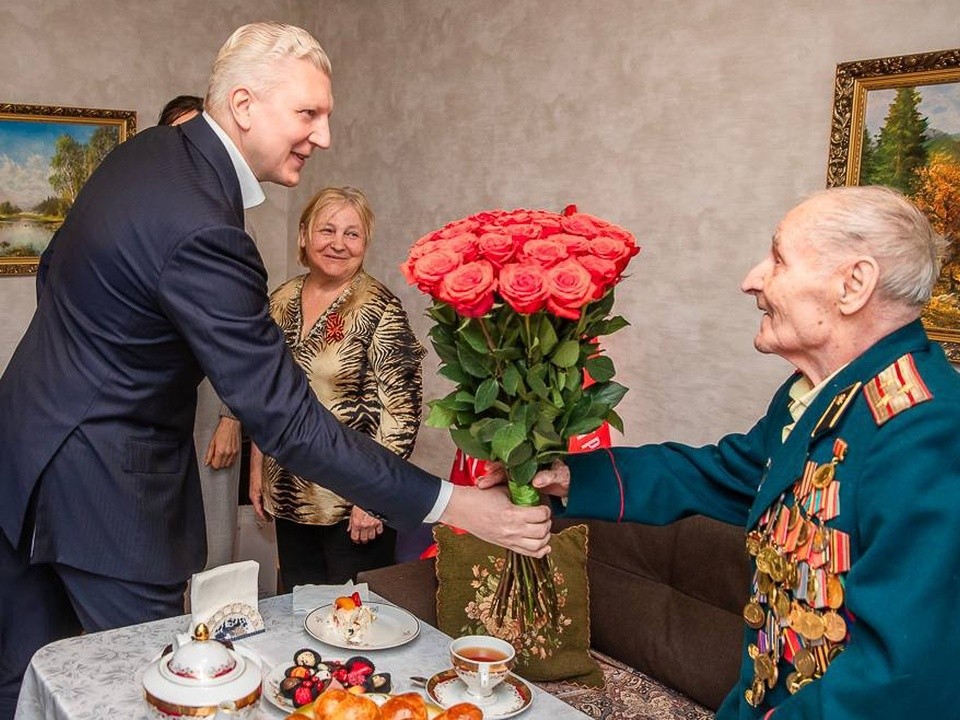 Ветерана Великой Отечественной войны Анатолия Олейниченко поздравили с Днем Победы