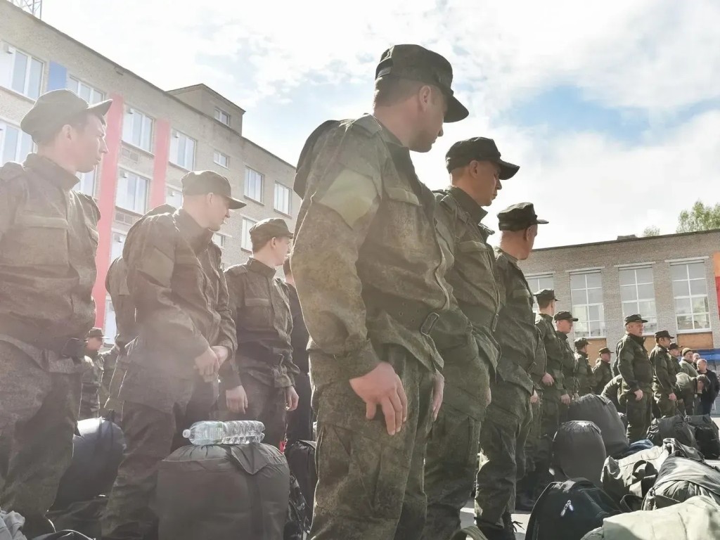 Депутат Мособлдумы: Добровольцы служат в Вооруженных силах России на особых  условиях | REGIONS.RU / Звенигород